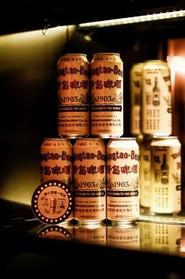 青啤經(jīng)典1903復(fù)古裝上演&ldquo;穿越秀&rdquo;!陳數(shù)穿旗袍亮相解讀國(guó)潮